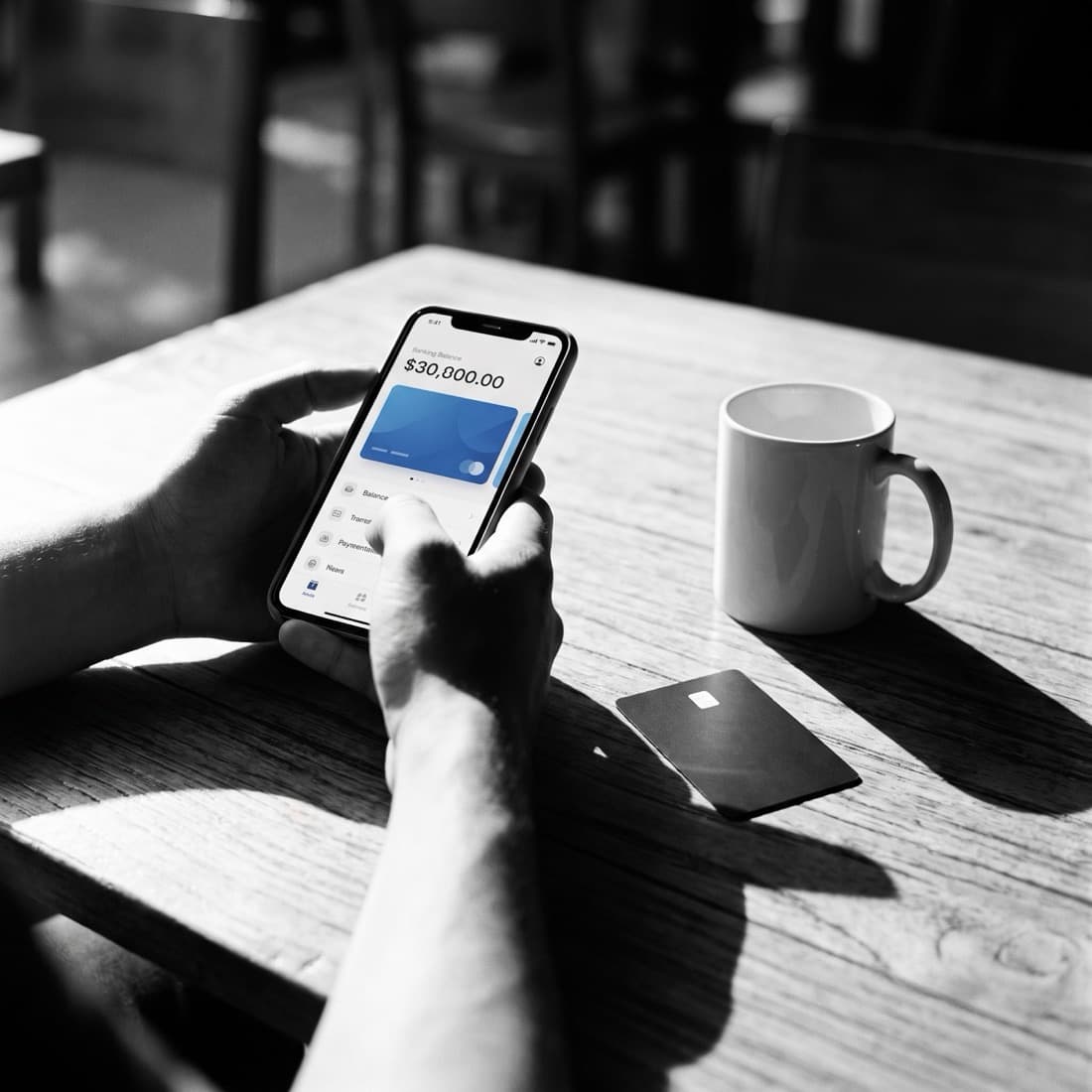 App GoTapp en un teléfono junto a una tarjeta
